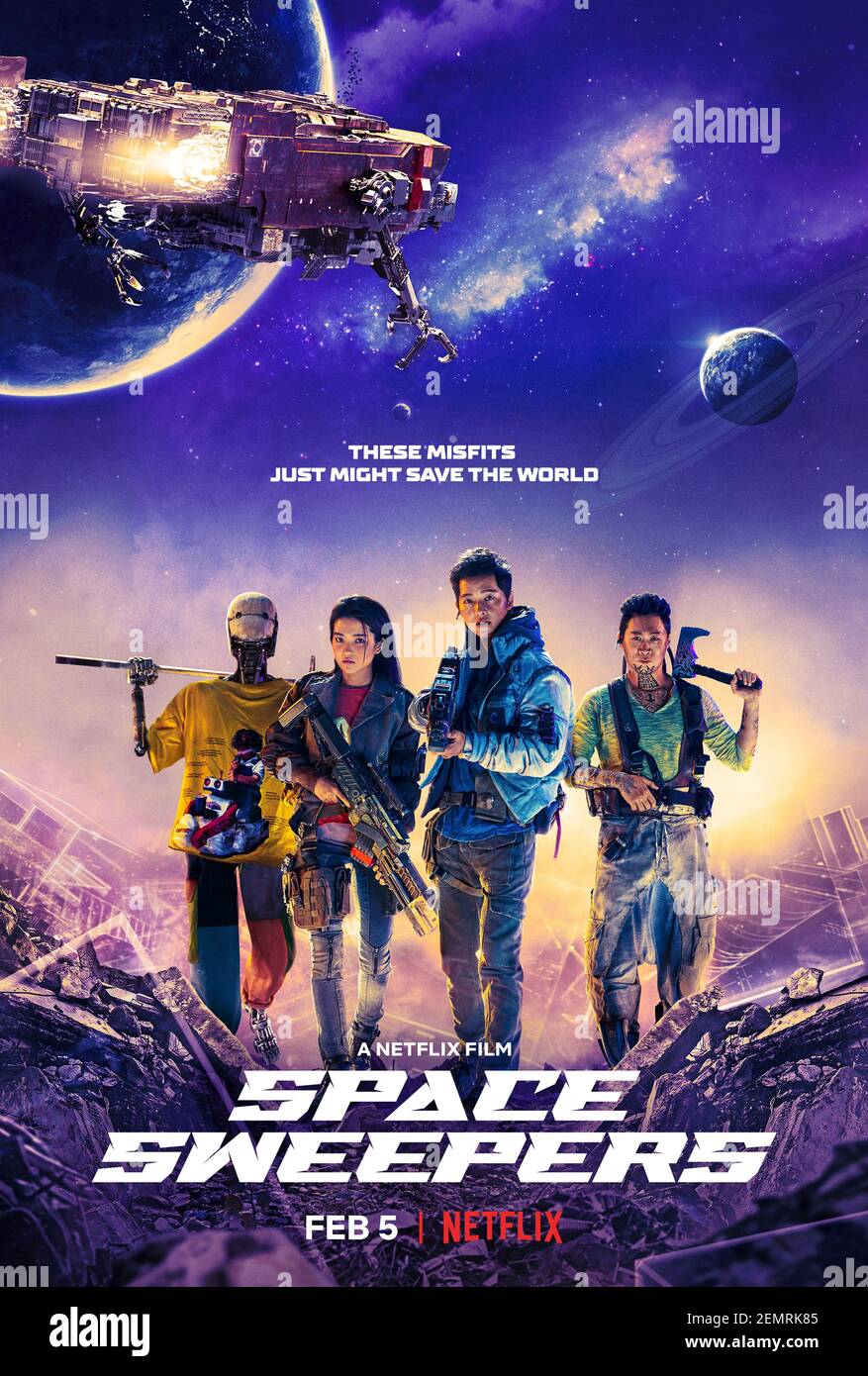 Space Sweepers (2021) unter der Regie von Sung-hee Jo mit Song Joong-Ki, Kim Tae-ri und Seon-kyu Jin. Im Jahr 2092 reist die Mannschaft des Sieges durch den Weltraum auf der Suche nach dem Müll und stolpern über einen wertvollen und gefährlichen Roboter. Stockfoto