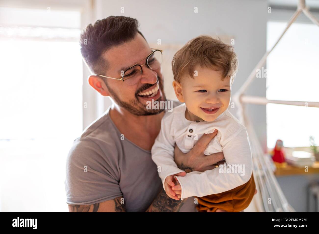 Vater und Sohn gemeinsam amüsiert zu Hause Stockfoto