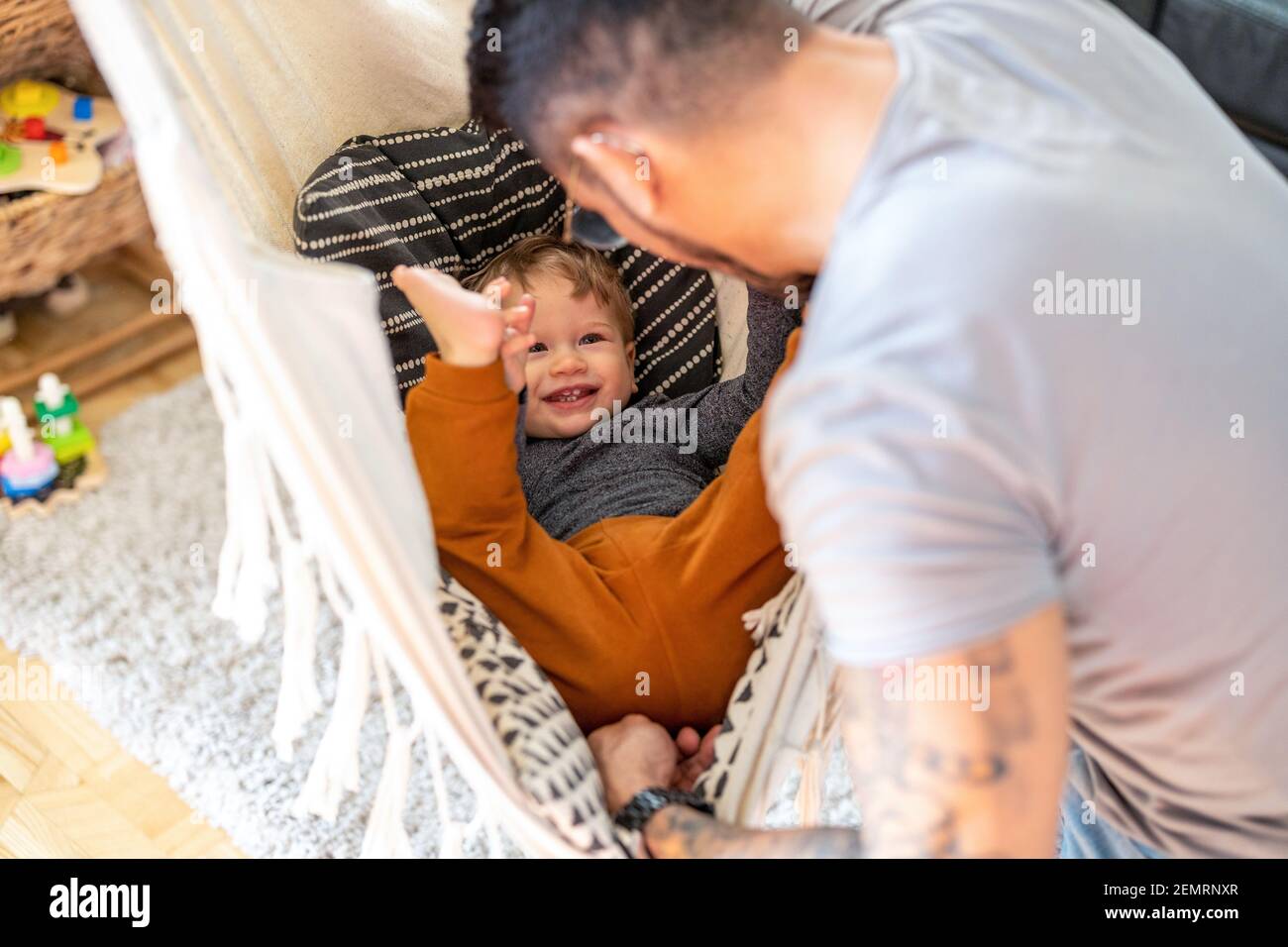 Vater und Sohn gemeinsam amüsiert zu Hause Stockfoto