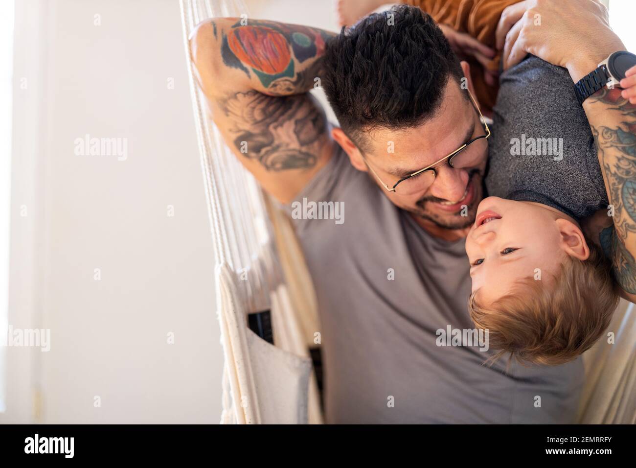 Vater und Sohn gemeinsam amüsiert zu Hause Stockfoto