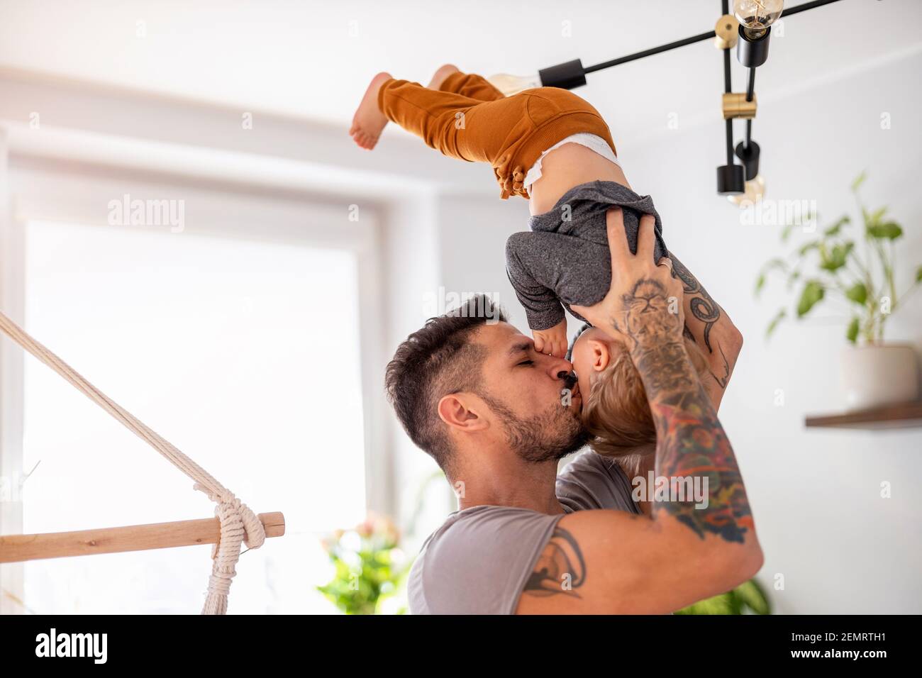 Vater und Sohn gemeinsam amüsiert zu Hause Stockfoto