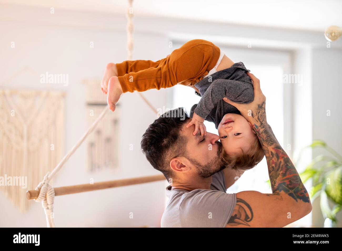 Vater und Sohn gemeinsam amüsiert zu Hause Stockfoto