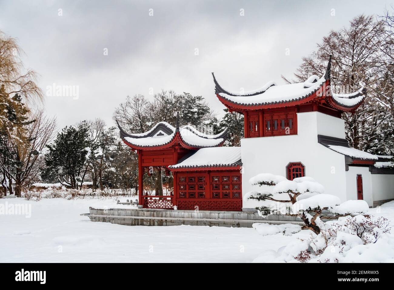 Winteransicht eines chinesischen Pavillons im Botanischen Garten von Montreal Stockfoto