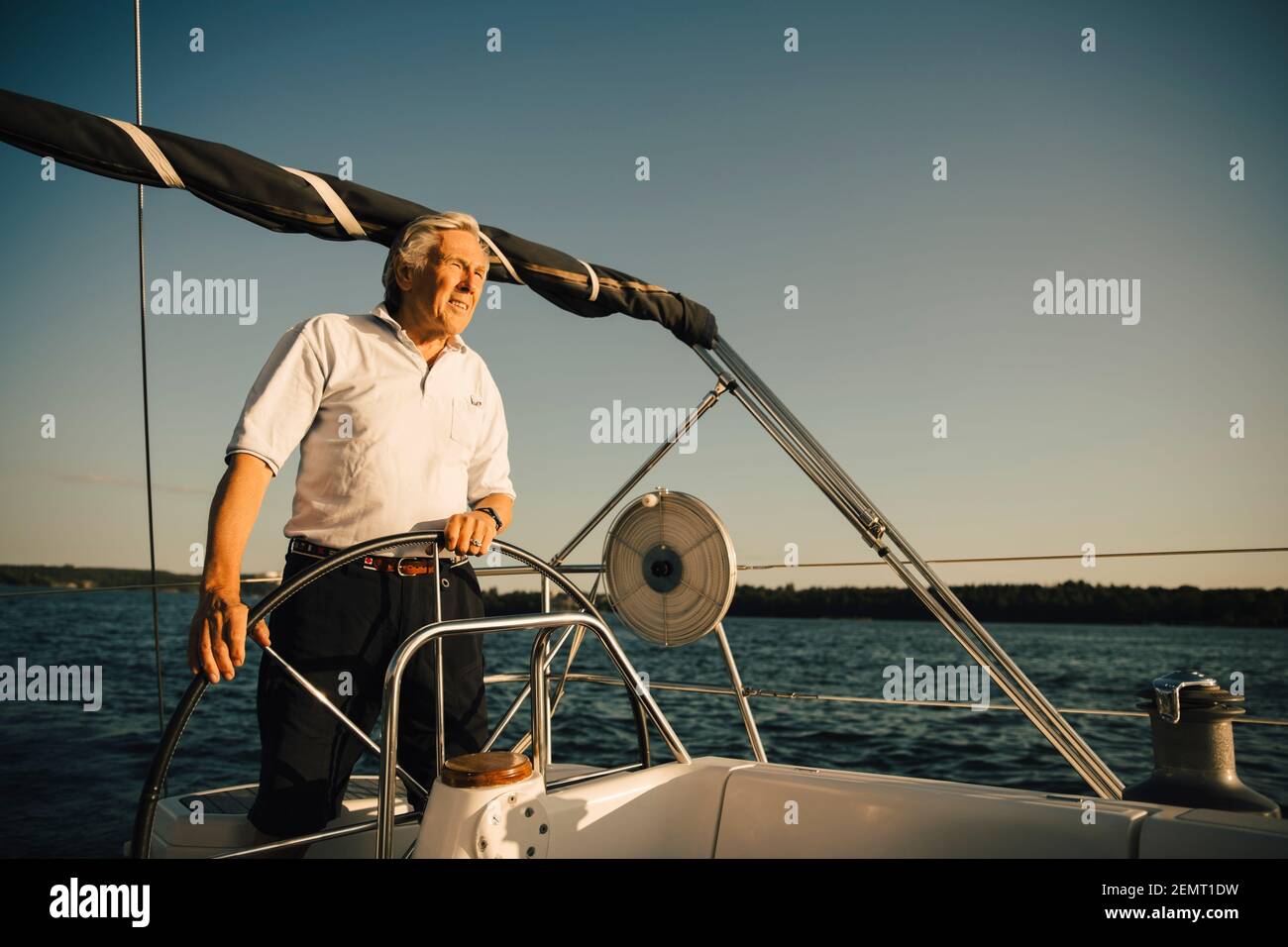 Aktiver Senior Mann Segelboot gegen klaren Himmel auf sonnig Tag Stockfoto