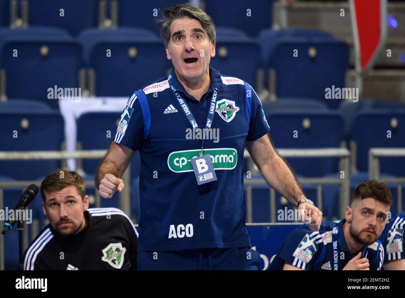 Hannover, Deutschland. Februar 2021, 25th. Handball: Bundesliga, TSV Hannover-Burgdorf - MT Melsungen, Matchday 9 in der ZAG Arena. Hannovers Trainer Antonio Carlos Ortega ist am Rande. Quelle: Swen Pförtner/dpa/Alamy Live News Stockfoto