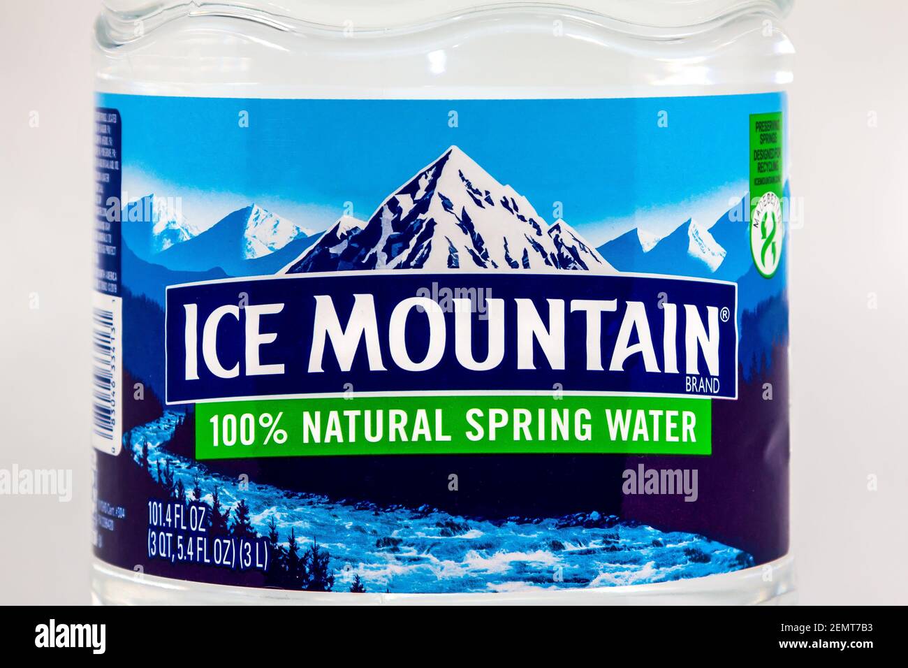 ST PAUL, MN, USA -13. JANUAR 2021: Ice Mountain Wasserflaschen Nahaufnahme und Markenlogo. Stockfoto
