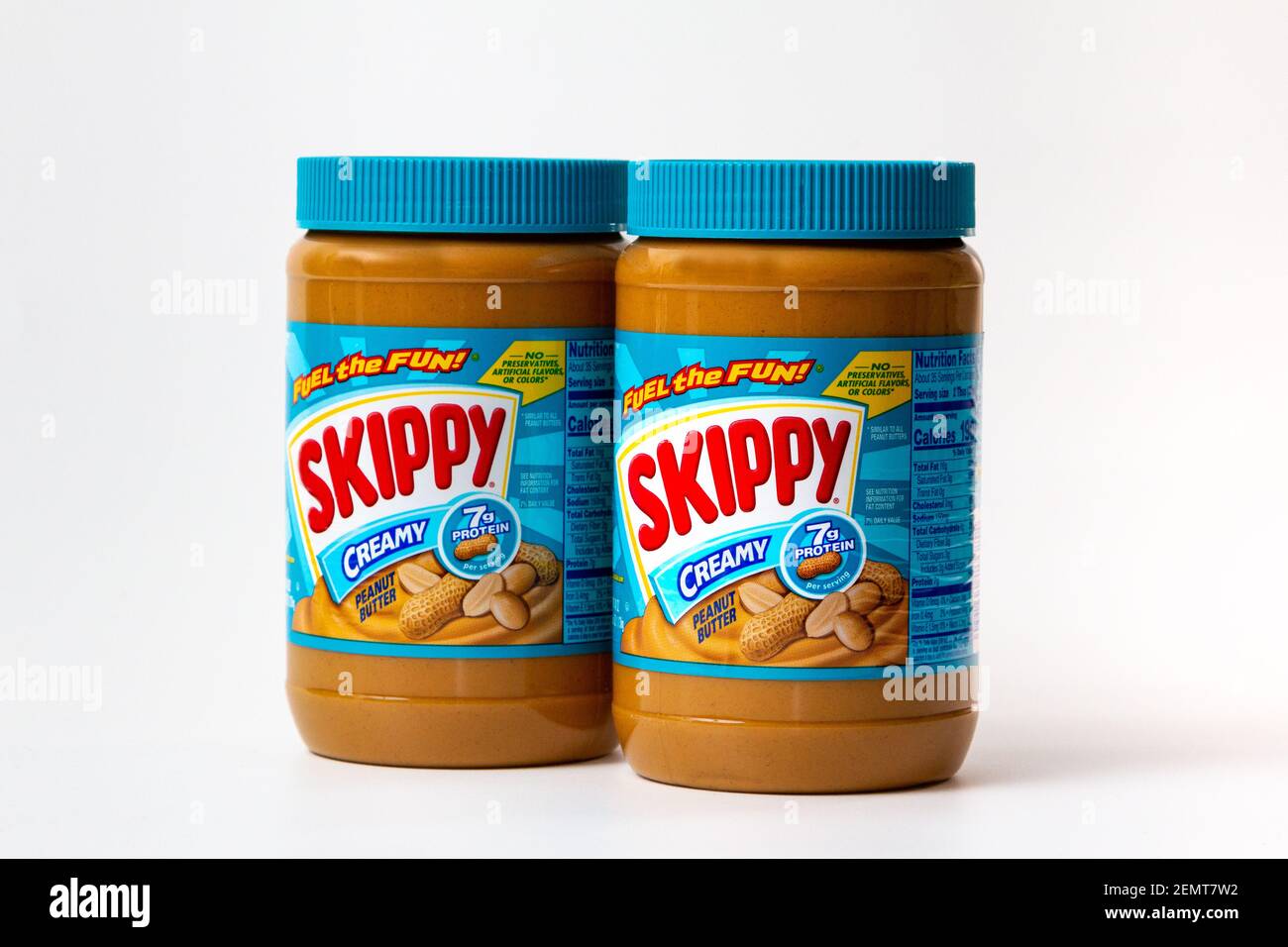 ST PAUL, MN, USA - 24. FEBRUAR 2021: Zwei Gläser cremige Skippy Erdnussbutter und Markenlogo. Stockfoto