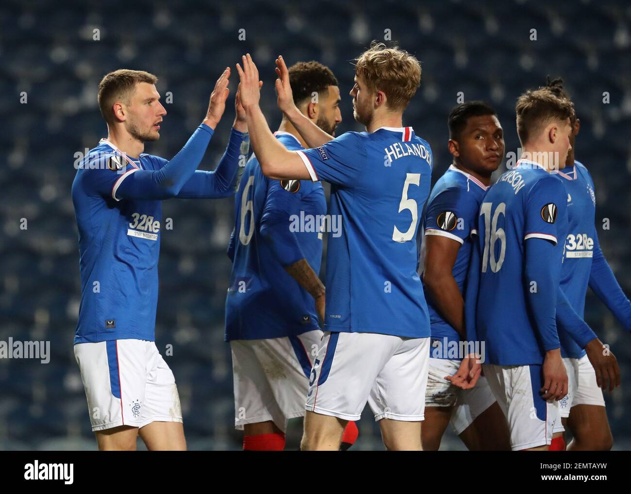 Borna Barisic (links) der Rangers feiert das vierte Tor des Spiels während des UEFA Europa League-Spiels im Ibrox Stadium, Glasgow. Bilddatum: Donnerstag, 25. Februar 2021. Stockfoto