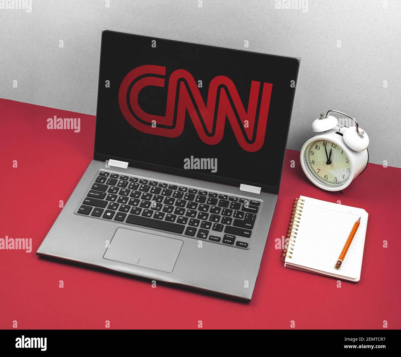 Charkow, Ukraine - 24. Februar 2021: CNN News Logo auf Laptop-Bildschirm, kreative Vorlage Foto Stockfoto