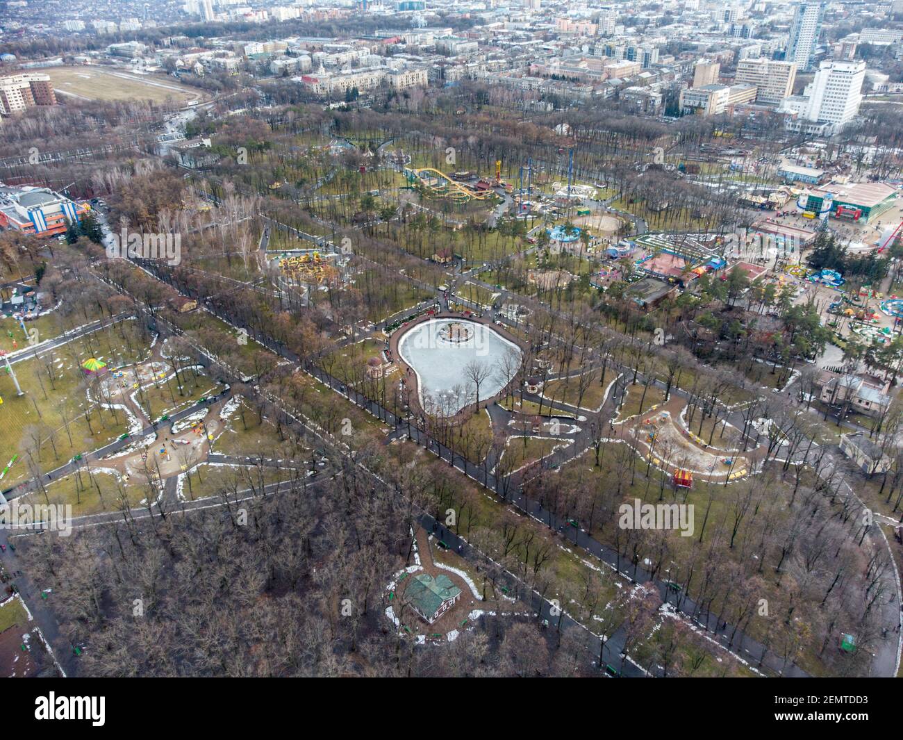 Luftaufnahme Winter Tagesansicht in Charkiw Stadtzentrum Park von Maxim Gorki. Sehenswürdigkeiten Erholungsgebiet mit See und Grünflächen Stockfoto