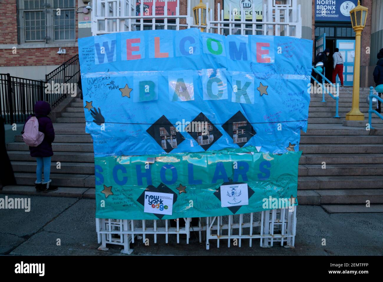 Bronx, New York, USA. Februar 2021, 25th. Atmosphäre als New York City Bürgermeister Bill De Blasio verlässt die Leaders of Tomorrow Middle School in der Bronx, nachdem er die Schüler in der Schule begrüßt und seine Wiedereröffnung am 25. Februar 2021 in der Bronx Sektion von New York City gefeiert hat. Kredit: Mpi43/Media Punclh/Alamy Live Nachrichten Stockfoto