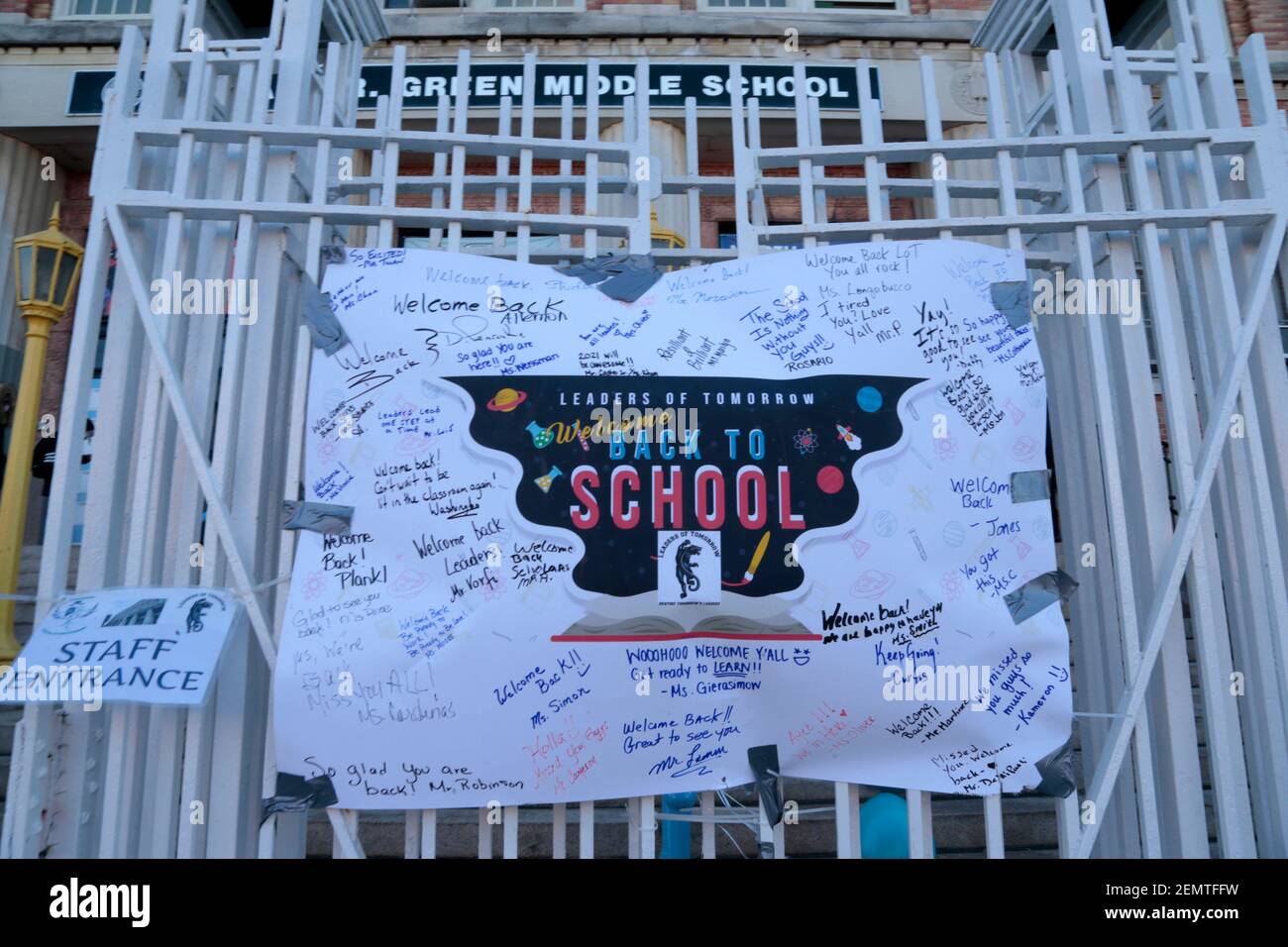 Bronx, New York, USA. Februar 2021, 25th. Atmosphäre als New York City Bürgermeister Bill De Blasio verlässt die Leaders of Tomorrow Middle School in der Bronx, nachdem er die Schüler in der Schule begrüßt und seine Wiedereröffnung am 25. Februar 2021 in der Bronx Sektion von New York City gefeiert hat. Kredit: Mpi43/Media Punclh/Alamy Live Nachrichten Stockfoto