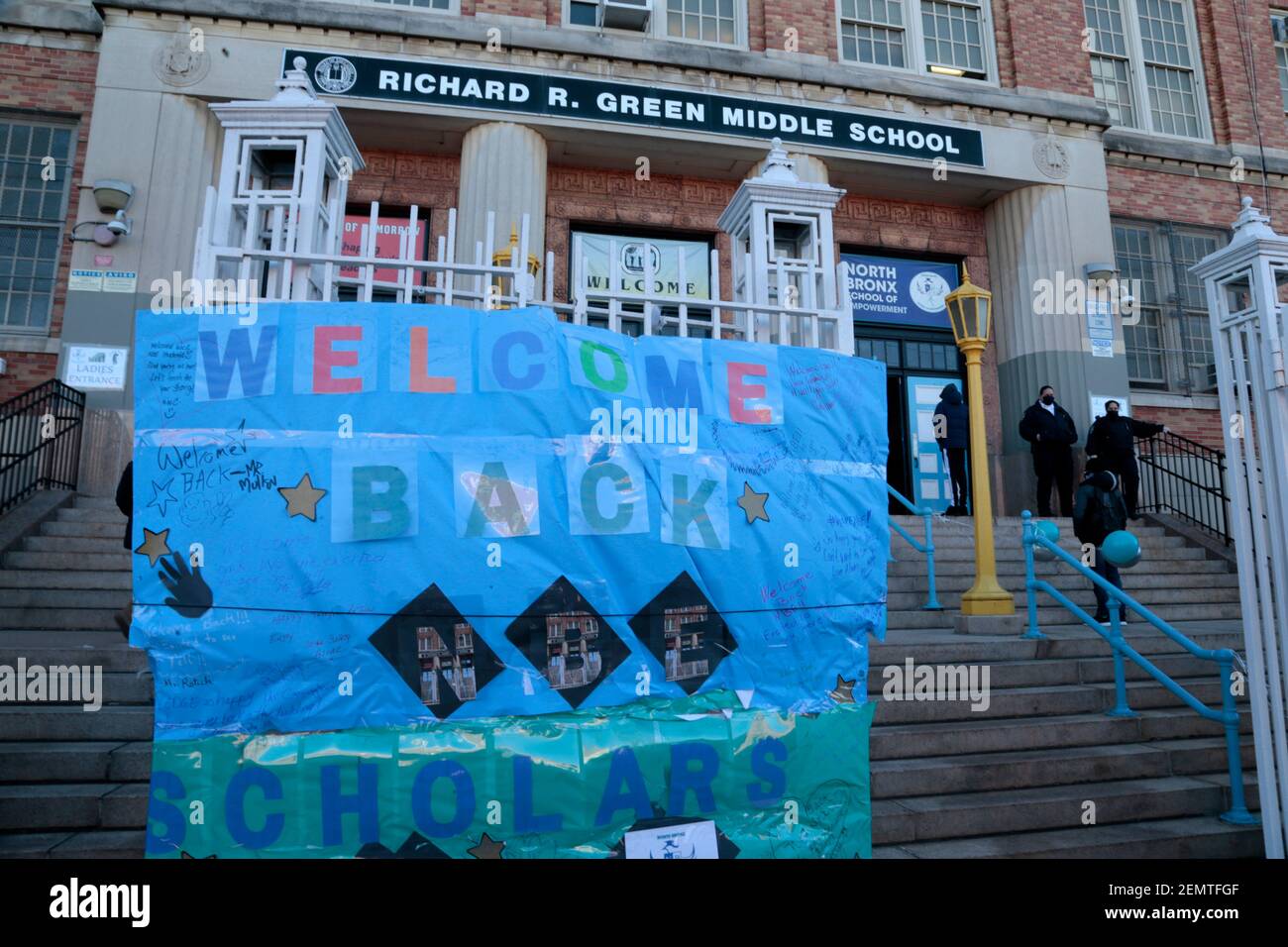 Bronx, New York, USA. Februar 2021, 25th. Atmosphäre als New York City Bürgermeister Bill De Blasio verlässt die Leaders of Tomorrow Middle School in der Bronx, nachdem er die Schüler in der Schule begrüßt und seine Wiedereröffnung am 25. Februar 2021 in der Bronx Sektion von New York City gefeiert hat. Kredit: Mpi43/Media Punclh/Alamy Live Nachrichten Stockfoto