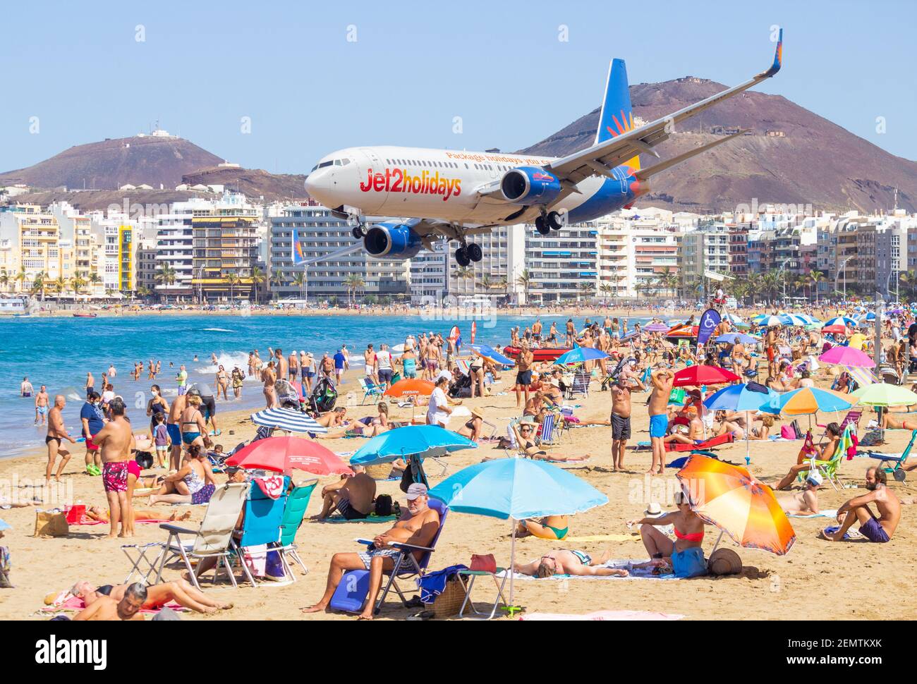 Composite-Bild von Jet2.com Flugzeugen, die über den Strand von Las canteras in Las Palmas auf Gran Canaria, Kanarische Inseln, Spanien fliegen. Stockfoto