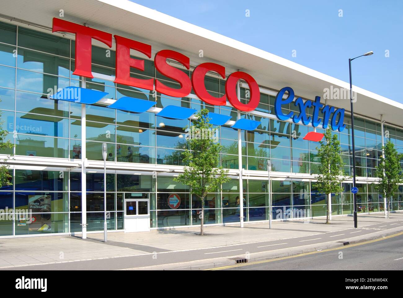 Tesco Extra Supermarkt Store, Wellington Street, Slough, Berkshire, England, Vereinigtes Königreich Stockfoto