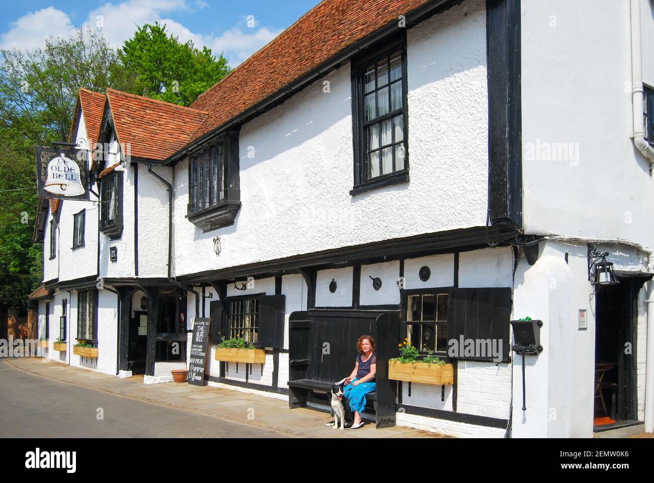12. Jahrhundert "Ye Olde Bell'Inn, High Street, Hurley, Berkshire, England, Vereinigtes Königreich Stockfoto