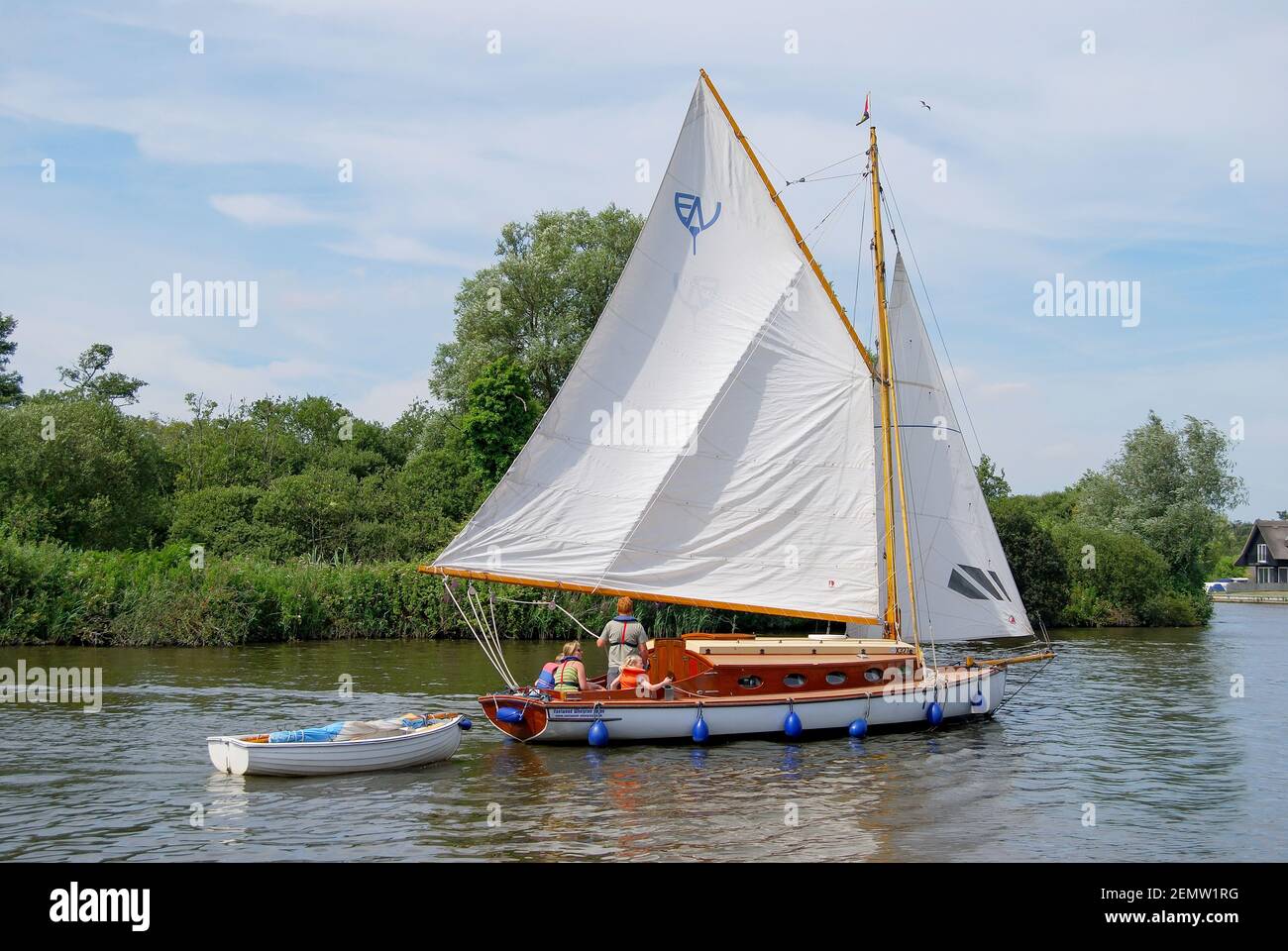 Hölzerne Segelschiff am Fluss Bure, Horning, Norfolk Broads, Norfolk, England, Vereinigtes Königreich Stockfoto