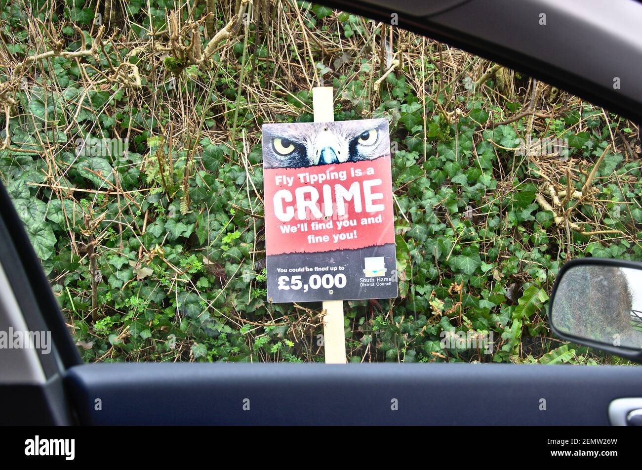 Fly Trinkgeld Strafe Warnschild auf South Hams Road Lay-by Durch das Autofenster gesehen Stockfoto
