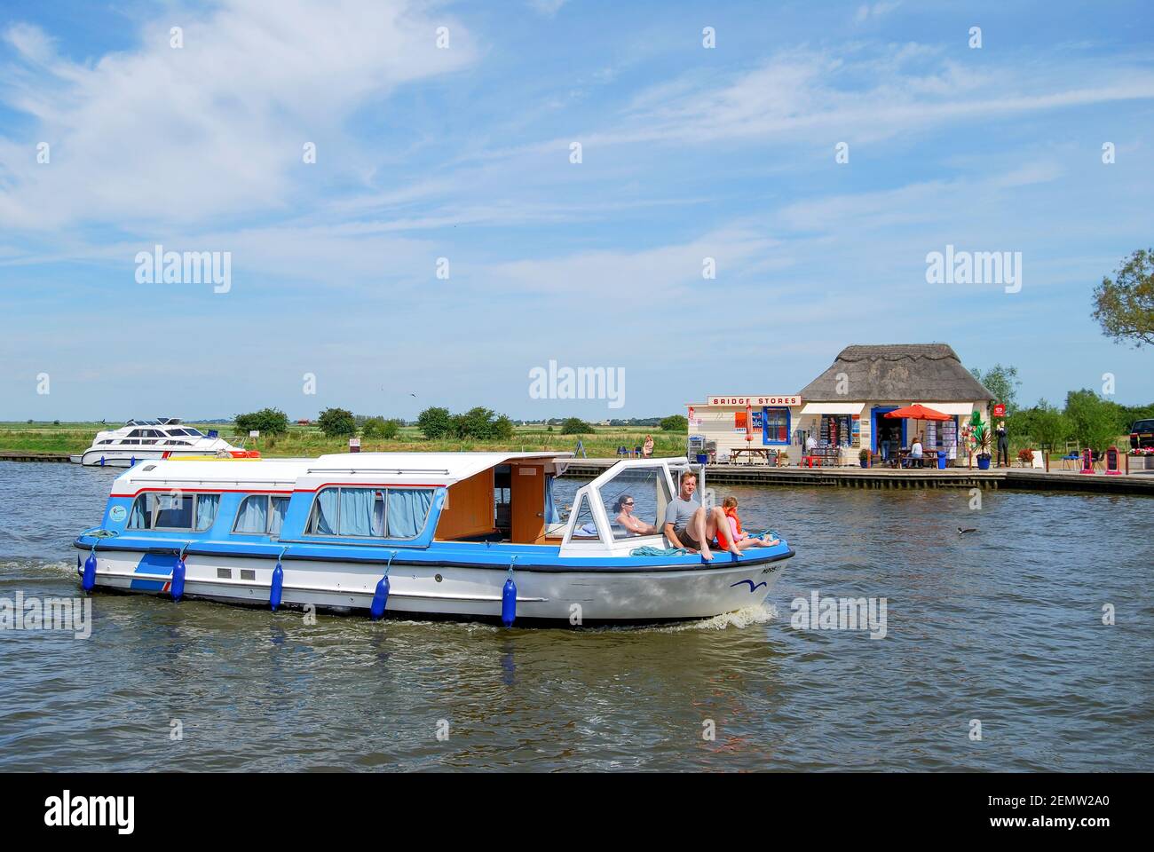 Boote am Fluss Bure Acle Brücke, Norfolk Broads, Norfolk, England, Vereinigtes Königreich Stockfoto