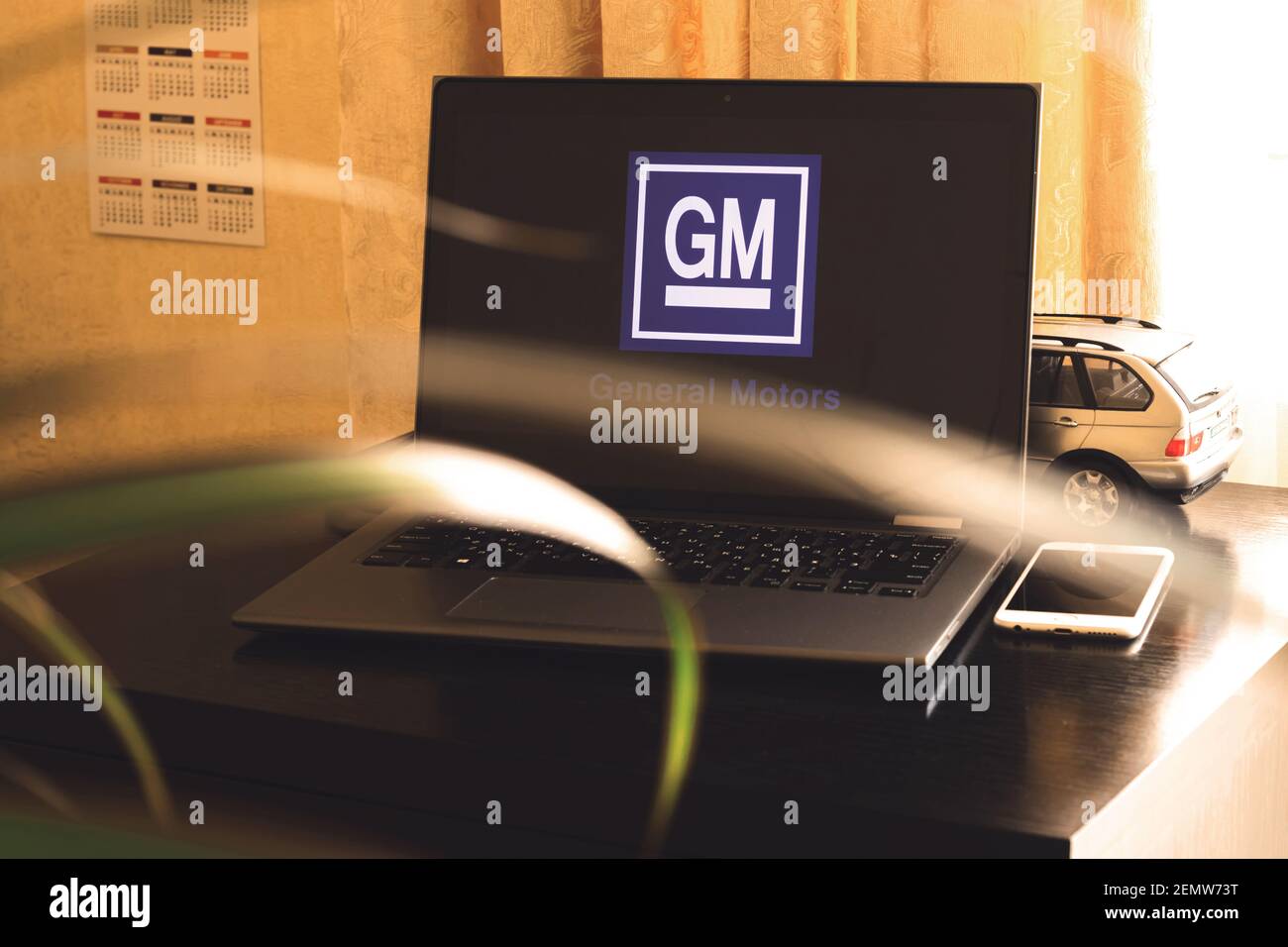 Charkow, Ukraine - 23. Februar 2021: GM-Motoren-Logo auf Laptop-Bildschirm, allgemeine Motoren-Logo Stockfoto