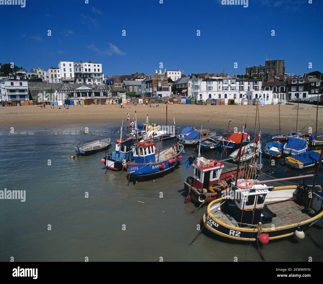 England. Kent. Broadstairs. Blick vom Strand mit Fischerbooten auf dem Sand. Stockfoto