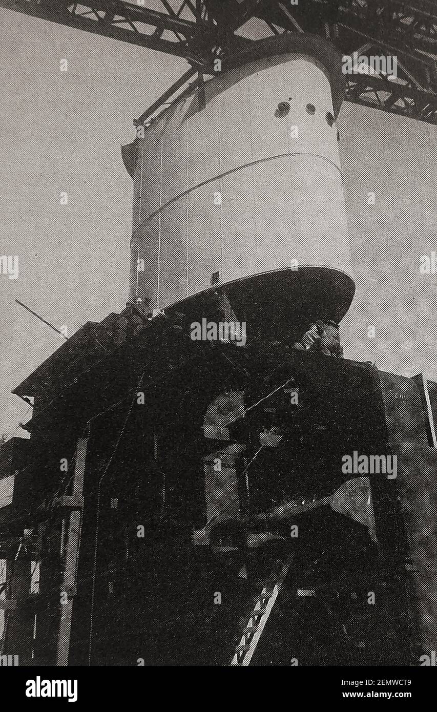 Ein gedrucktes Foto der Orientlinie, 'Orcades' Installation des Trichters. Bei Bau durch Vickers-Armstrong in Barrow in Furness Hof Nr. 950. Sie wurde 1947 gestartet und wurde als Royal Mail Schiff (RMS) und als Passagier- und Kreuzfahrtschiff (S.S) eingesetzt. Sie brachte auch viele Migranten nach Australien und Neuseeland. Sie diente auch als Unterbringungsschiff für die Olympischen Sommerspiele 1956 in Melbourne, Australien, Stockfoto