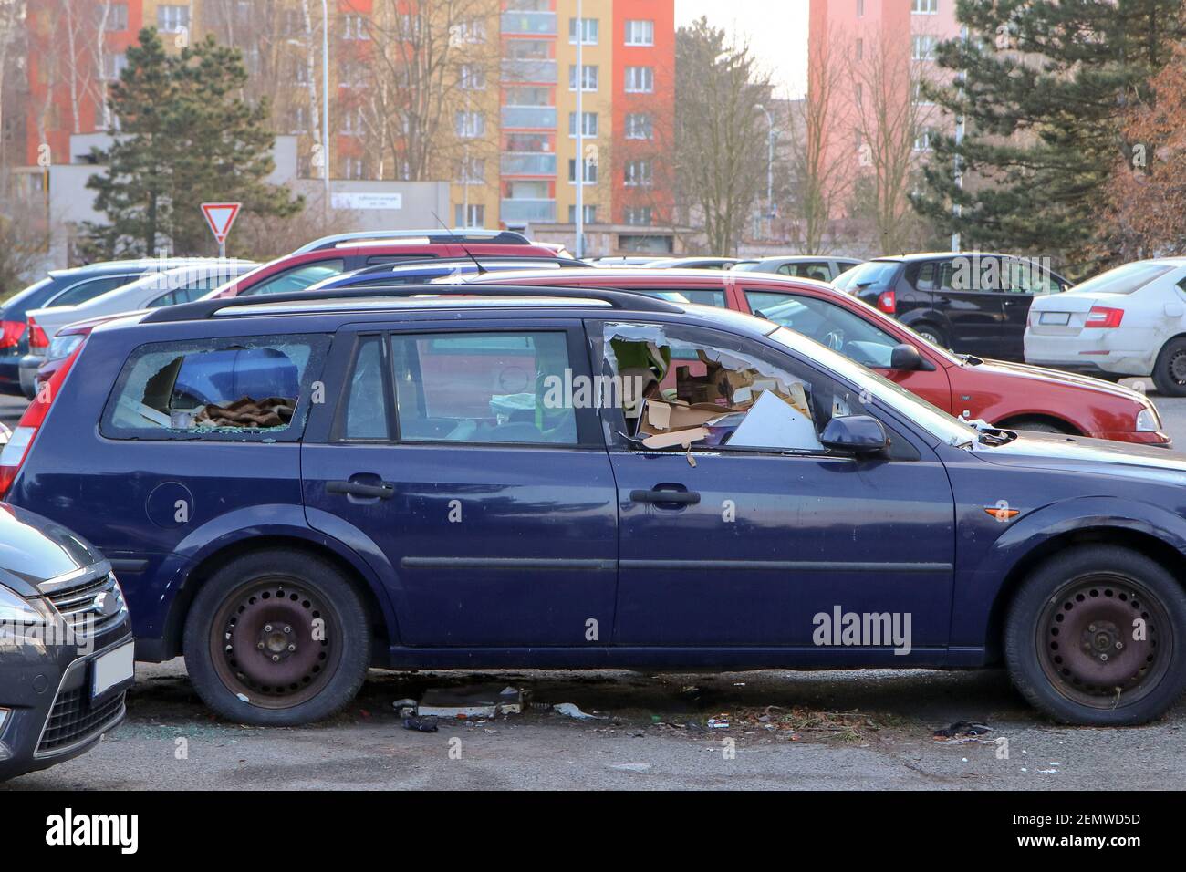 Das Detail eines verlassenen kaputten Autos, jetzt ein Wrack mit beschädigten oder gebrochenen Fenstern und voller Müll oder Abfall. Nimmt einen Parkplatz für den anderen Stockfoto