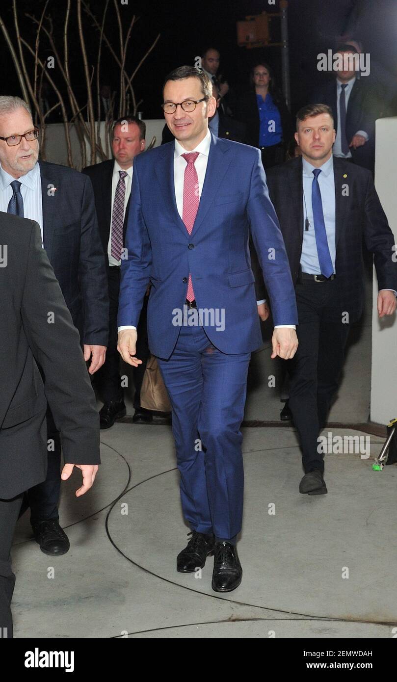 Der polnische Ministerpräsident Mateusz Morawiecki (rechts, blauer Anzug,  rote Krawatte, Brille) nimmt an der Premiere von Poland: The Royal Tour im  Guggenheim Museum in New York, NY, am 17. April 2019 Teil. (