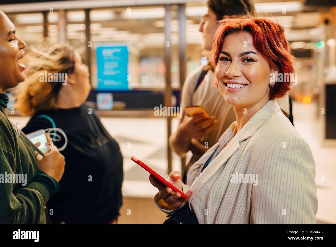 Lächelnde Schülerinnen und Schüler an der U-Bahn-Station Stockfoto