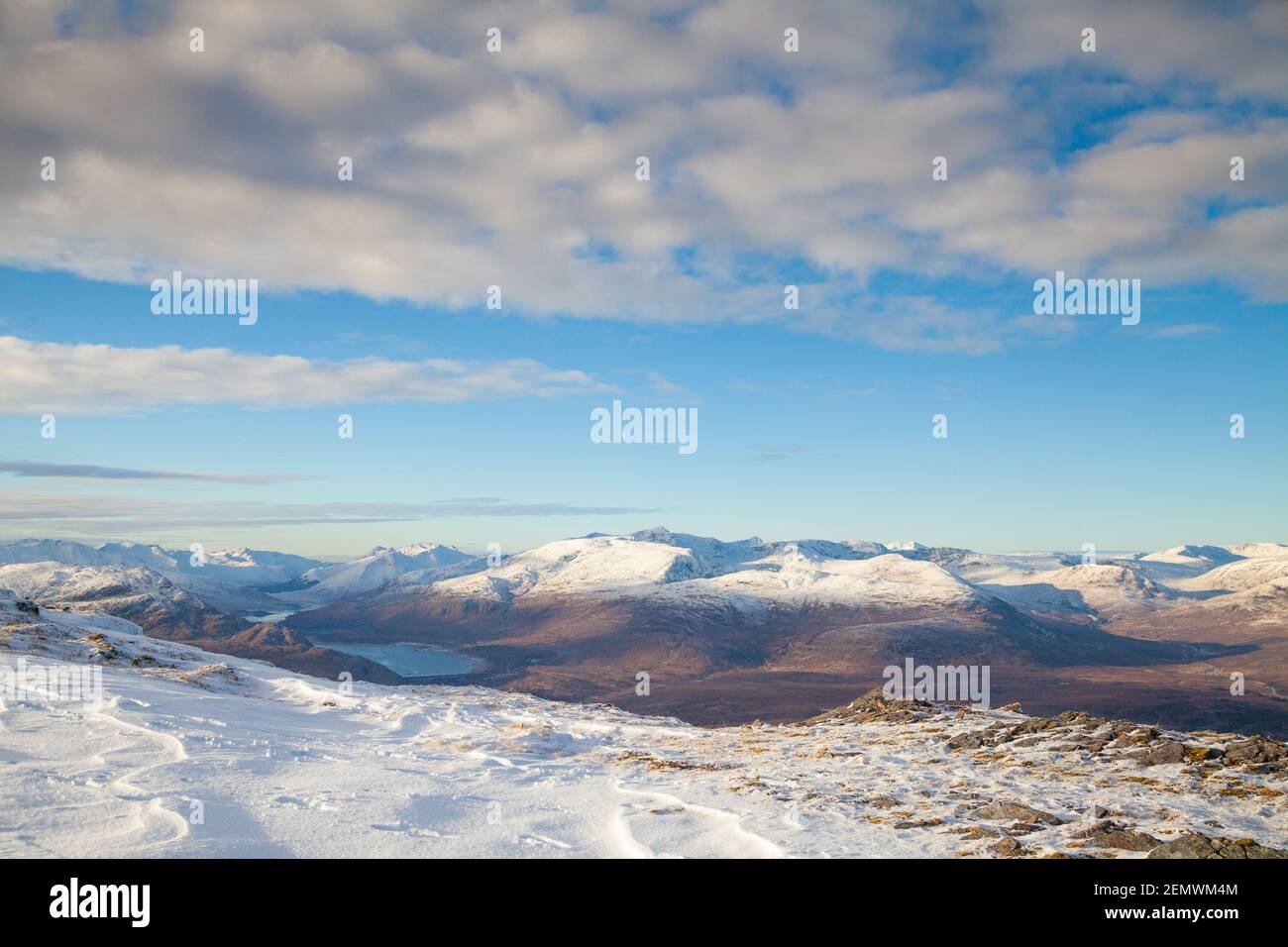 Blick auf Kintail vom Gipfel des Meall Dubh in den schottischen Highlands. Stockfoto