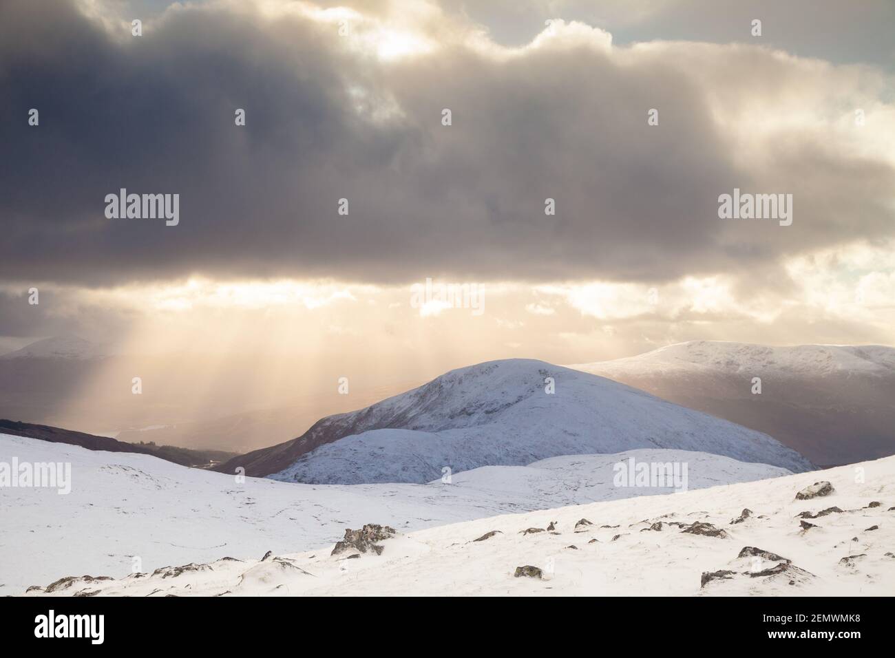 In der Nähe des Corbett Geal Charn in den schottischen Highlands strahlt ein dramatischer Himmel. Stockfoto