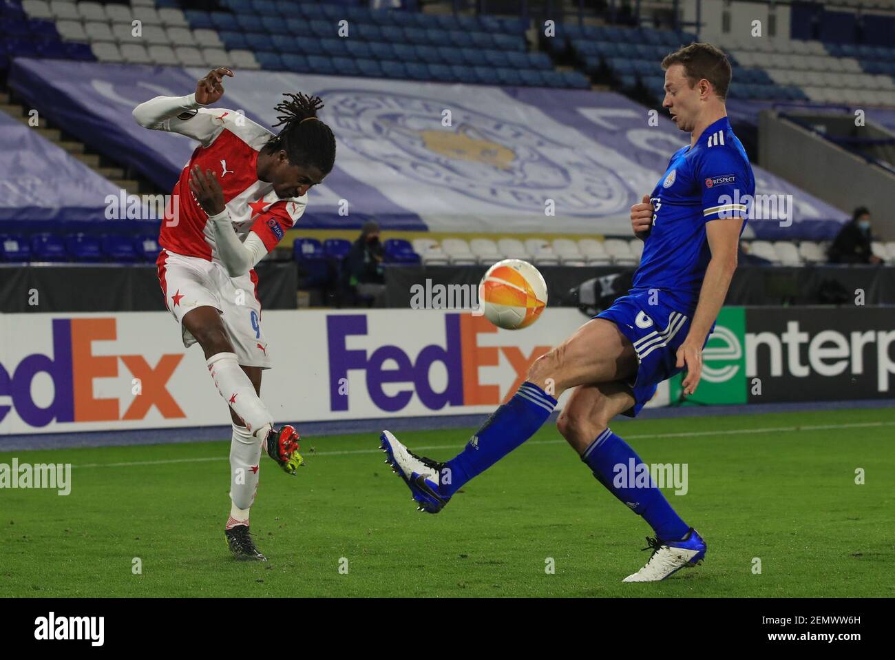 Leicester, Großbritannien. 25th Feb, 2021: Peter Olayinka (9) von Slavia Prag setzt #Kreuz, aber Jonny Evans 6 von Leicester City schickt es für die Ecke in, am 2/25/2021. (Foto von Mark Cosgrove/News Images/Sipa USA) Quelle: SIPA USA/Alamy Live News Stockfoto