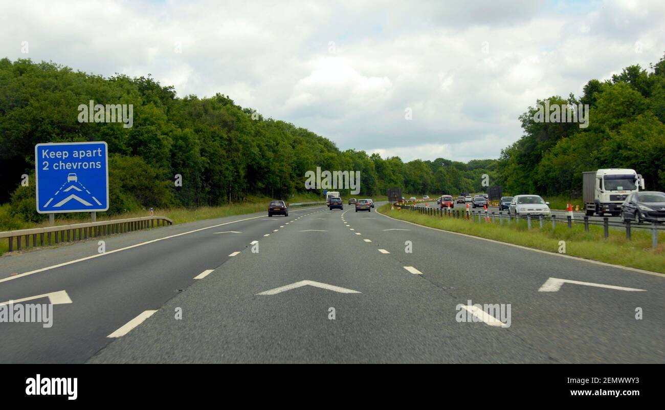 Chevron Sicherheitsabstandsmarkierungen auf der London nach Südwales Autobahn M4 Stockfoto