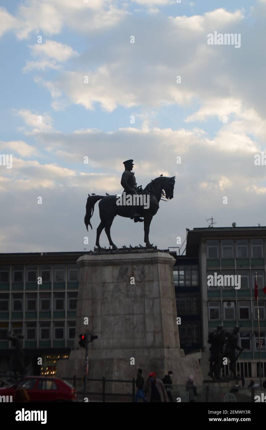 Ankara, Türkei - 2021: Statue von Atatürk in Ulus. (Siegesdenkmal) Stockfoto