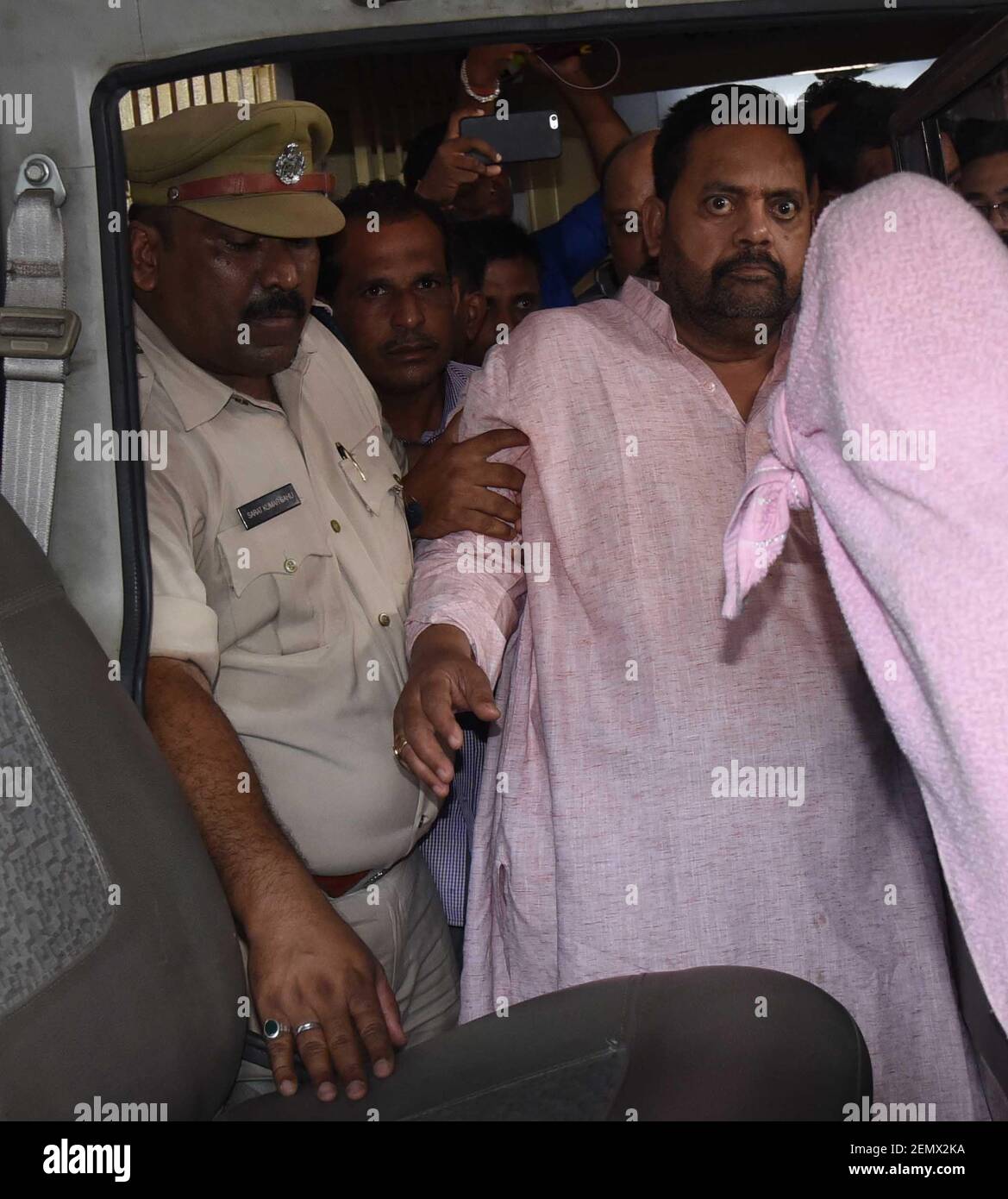 PURI, INDIEN - APRIL 22: Die Polizei verhaftet Pradeep Maharathy, Biju Janata Dal (BJD) Kandidat aus dem Wahlkreis der Pipili-Versammlung, weil er die Beamten der Wahlkommission (EC) während einer Razzia in seinem Bauernhaus am 22. April 2019 in Puri, Indien, angegriffen hat. (Foto von Arabinda Mahapatra/Hindustan Times/Sipa USA) Stockfoto