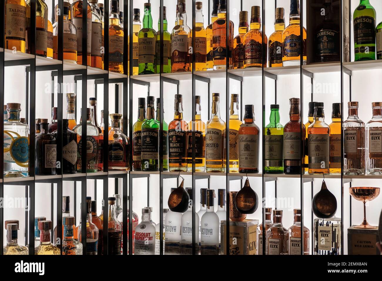 Alkohol auf dem Display - Whiskey, Gin, Wodka.Moderne Bar. Stockfoto