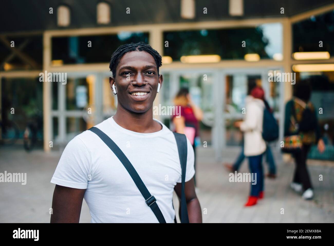 Porträt eines lächelnden afrikanischen Studenten auf dem Campus Stockfoto