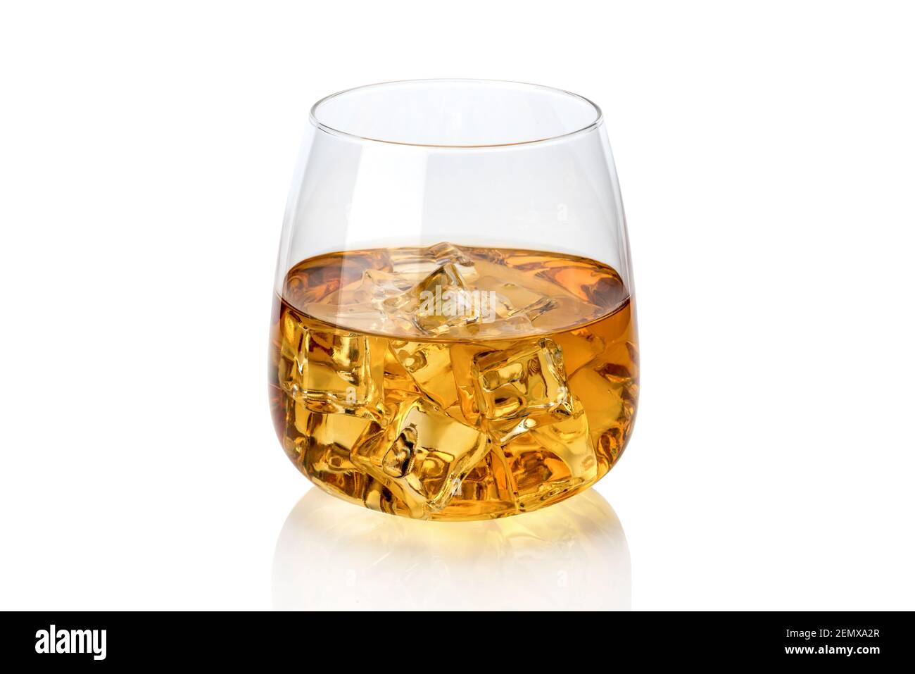 Glas Whiskey oder Whisky oder american Kentucky Bourbon mit Spiegelung im Flugzeug. Isoliert auf Weiß Stockfoto