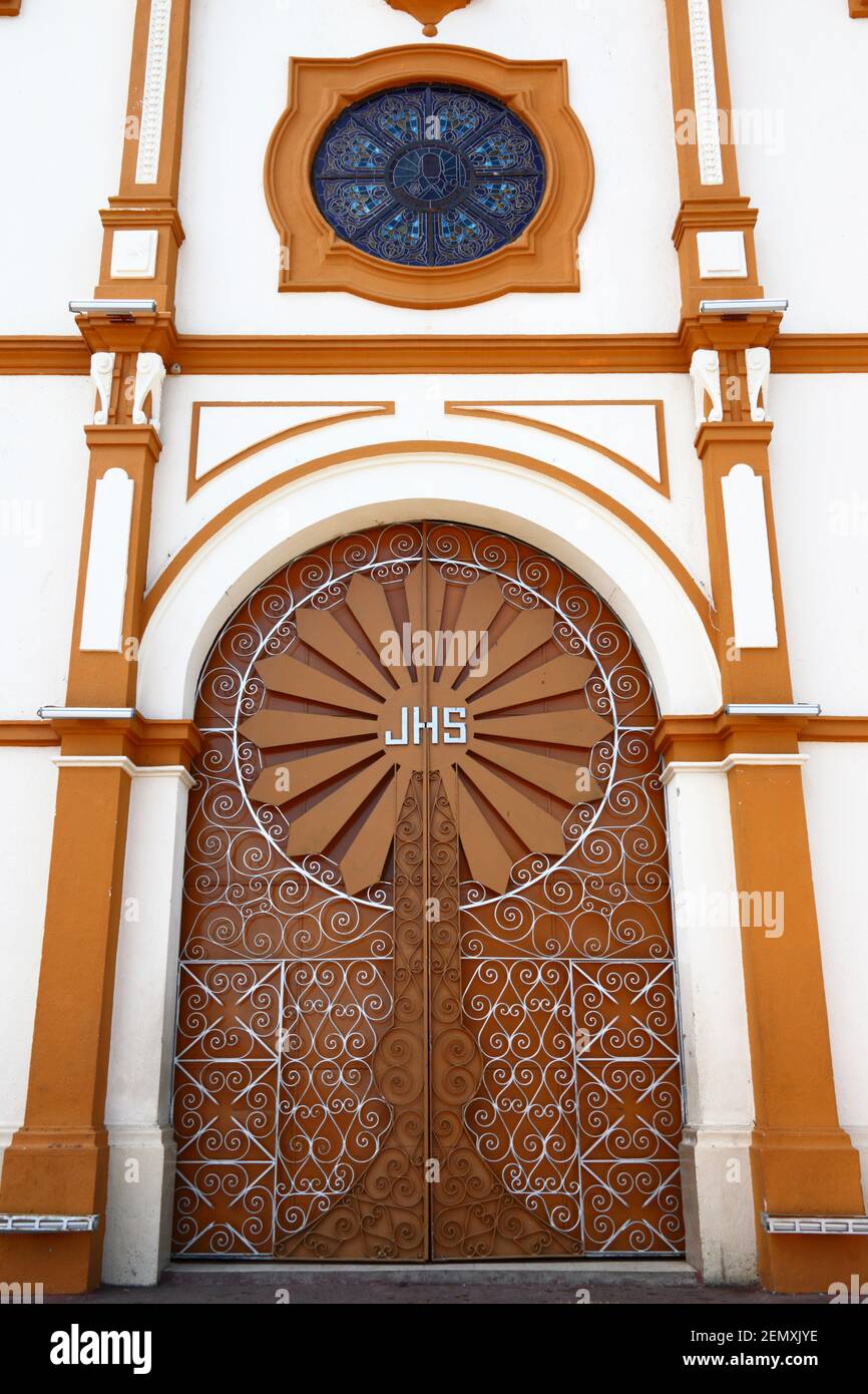 Detail des Haupteingangs der Kathedrale von Santiago der Apostel, Santiago, Veraguas Provinz, Panama. Die Buchstaben JHS stehen für Jesus Stockfoto
