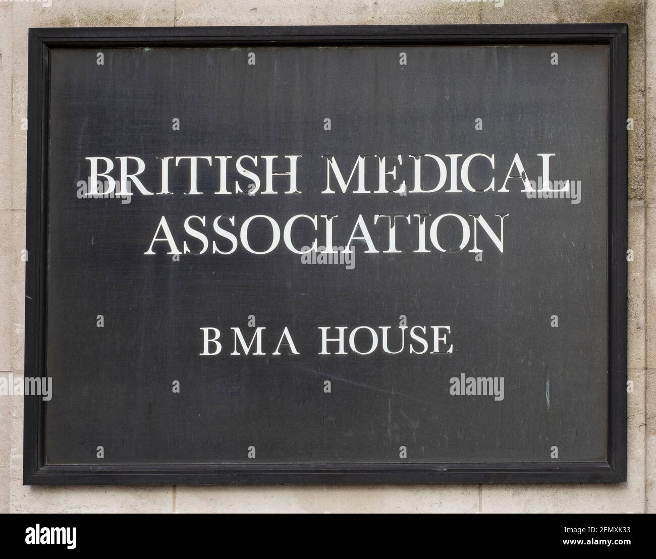 Schild an der Fassade von BMA (The British Medical Association House, Tavistock Square, London. Grade II gelistet, entworfen von Sir Edwin Lutyens im Jahr 1911 Stockfoto