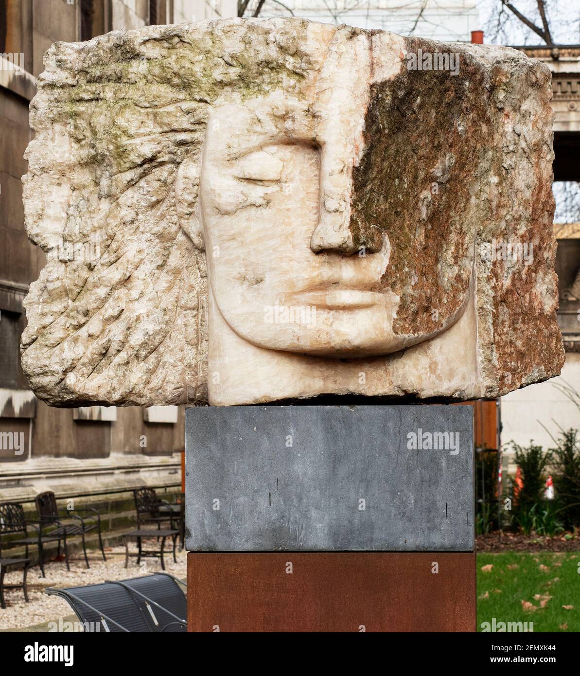 'Erzengel Michael'; eine Onyxskulptur, 2004, auf dem Gelände der St Pancras New Church, London, von Emily Young (Syd Barrett's See Emiy Play) Stockfoto