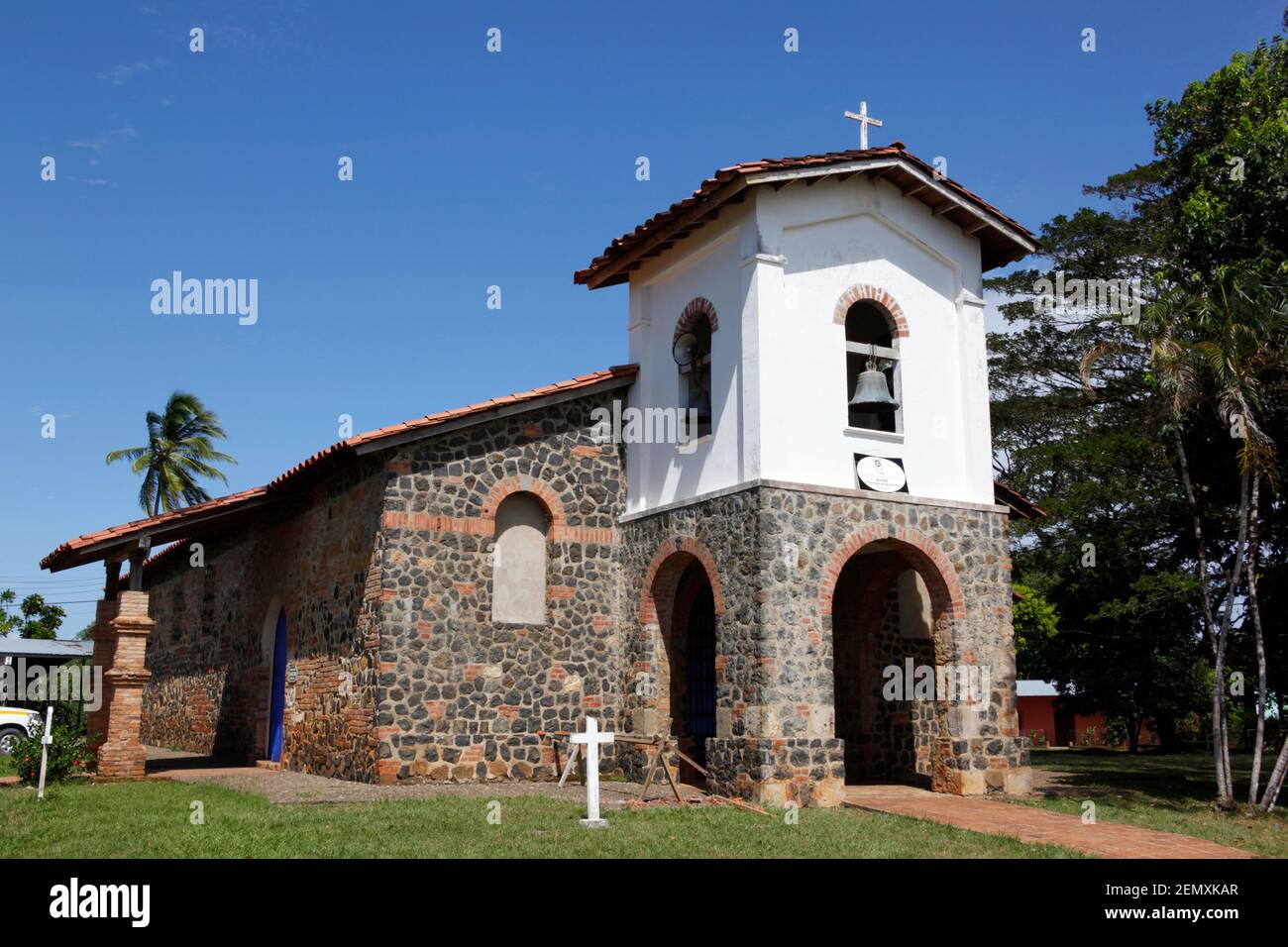 Eingang und Glockenturm der Kirche von San Francisco de la Montaña, Veraguas Provinz, Panama Stockfoto