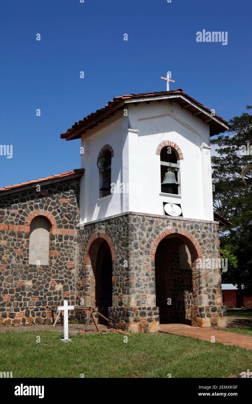 Eingang und Glockenturm der Kirche von San Francisco de la Montaña, Veraguas Provinz, Panama Stockfoto