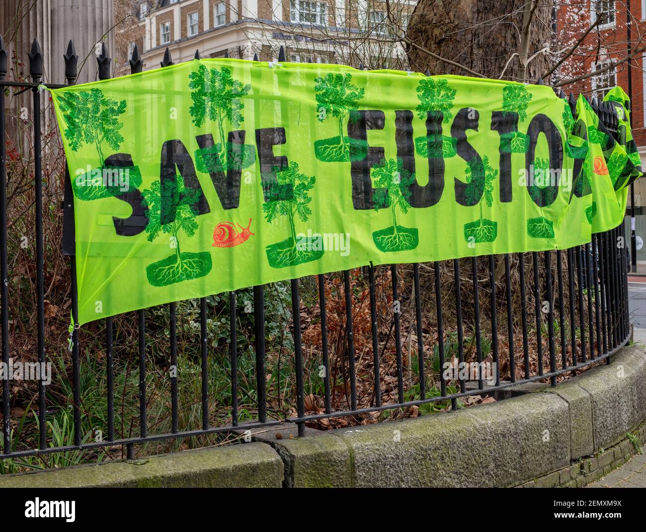Banner: SAVE EUSTON, Protest gegen den Bau eines Abschnitts der HS2 (High-Speed 2, Eisenbahnlinie) hing an Geländern der St. Pancras New Church, London Stockfoto