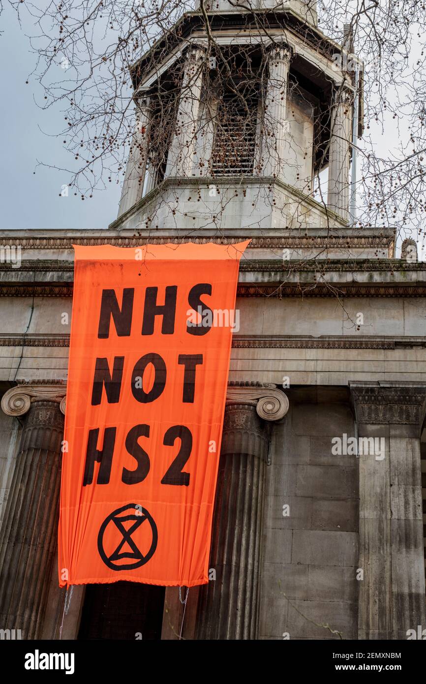An der St. Pancras Kirche, Euston Rd., hing ein Banner, das gegen das Gebäude von High Speed 2 (HS2) protestierte und Gelder vom Nationalen Gesundheitsdienst (NHS) umlenkt Stockfoto