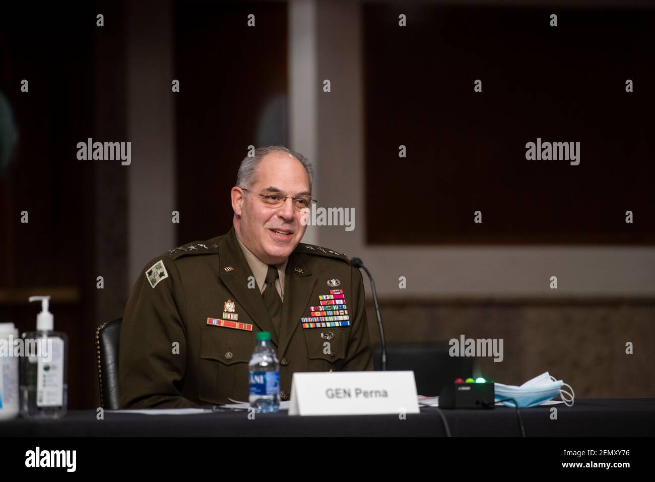 Washington, Vereinigte Staaten Von Amerika. Februar 2021, 25th. General Gustave F. Perna, Chief Operating Officer, Federal COVID-19 Response for Vaccine and Therapeutics/erscheint vor einer Anhörung des Senatsausschusses für bewaffnete Dienste, um die Unterstützung des Verteidigungsministeriums für die COVID-19-Antwort im Dirksen Senate Office Building in Washington, DC, am Donnerstag, den 25. Februar 2021 zu prüfen. Quelle: Rod Lampey/CNP Credit: dpa/Alamy Live News Stockfoto