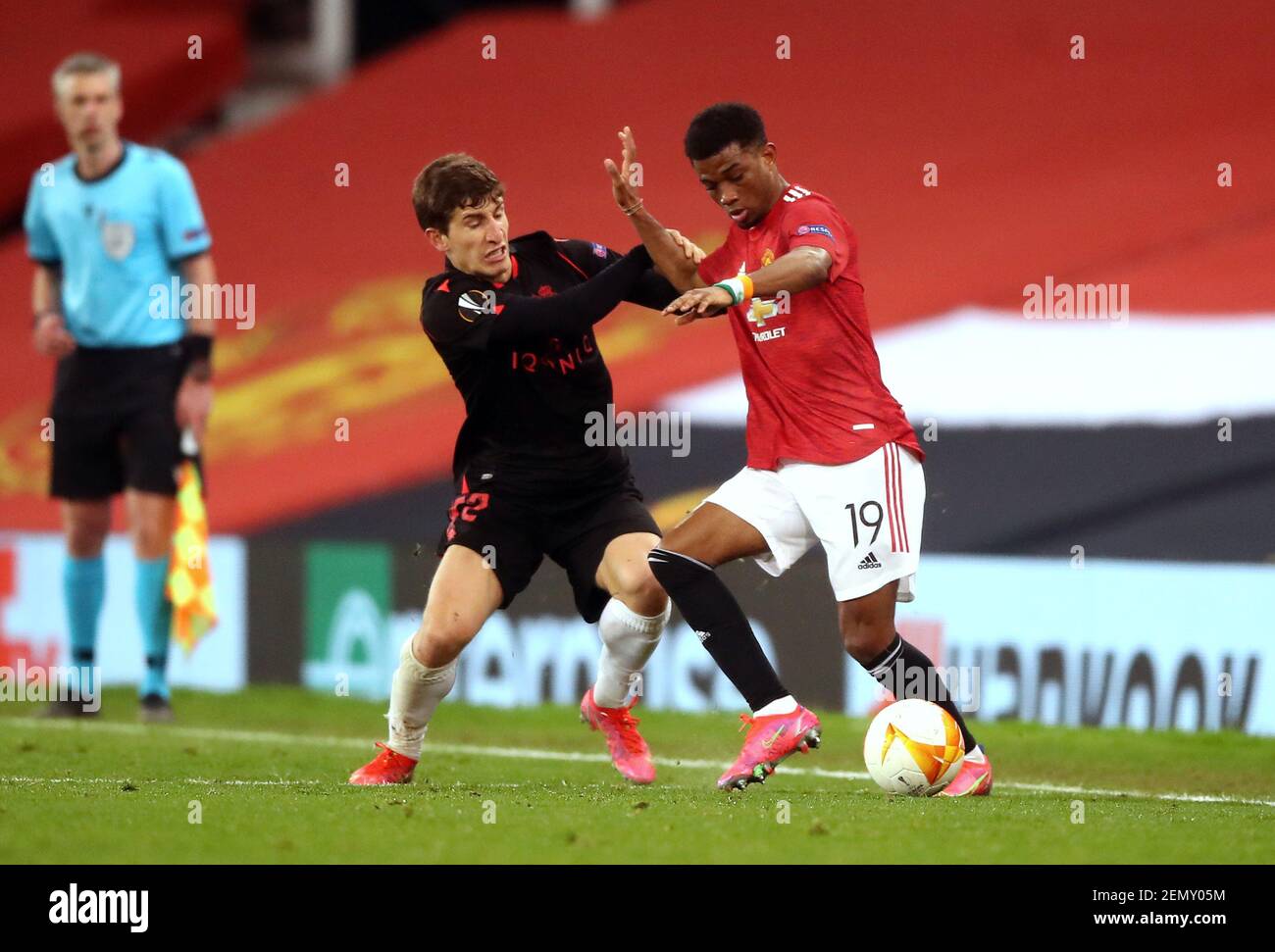 Aihen Munoz von Real Sociedad (links) und Amad Diallo von Manchester United kämpfen während des Spiels der UEFA Europa League in Old Trafford, Manchester, um den Ball. Bilddatum: Donnerstag, 25. Februar 2021. Stockfoto