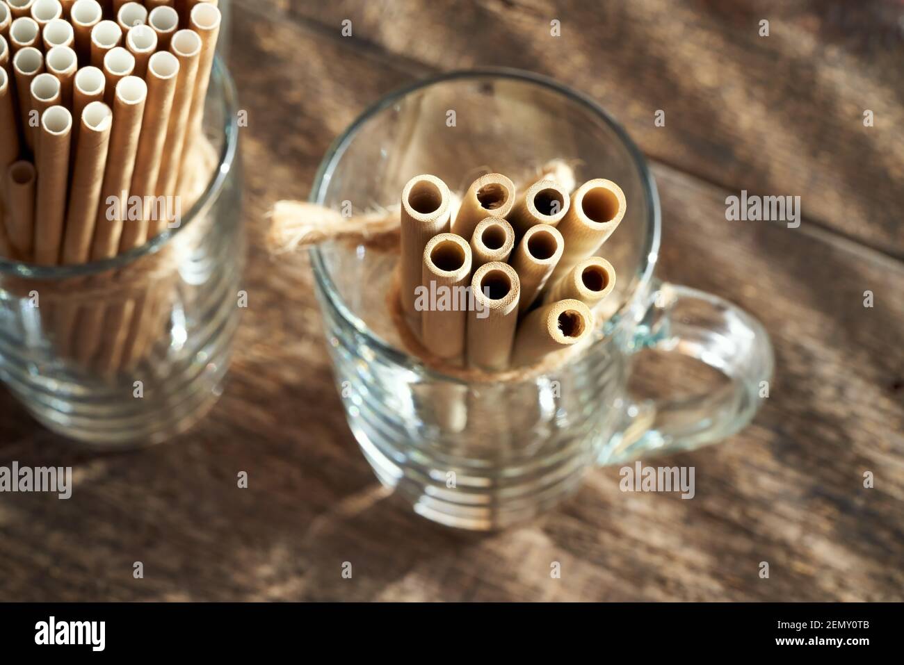 Bambus und Papier Trinkhalme für Getränke - Null Abfall oder Ökologisches Lifestyle-Konzept Stockfoto