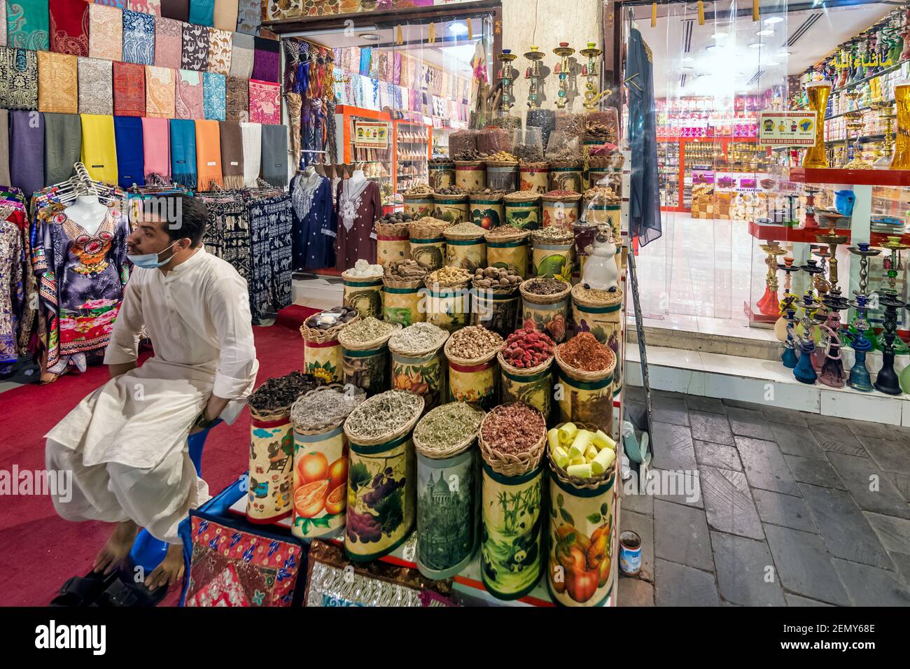 Vielfalt an bunten arabischen Gewürzen und Kräutern auf dem arabischen Straßenmarktstand. Dubai Grand Spice Souk, Vereinigte Arabische Emirate. 25-Dezember-2020. Stockfoto