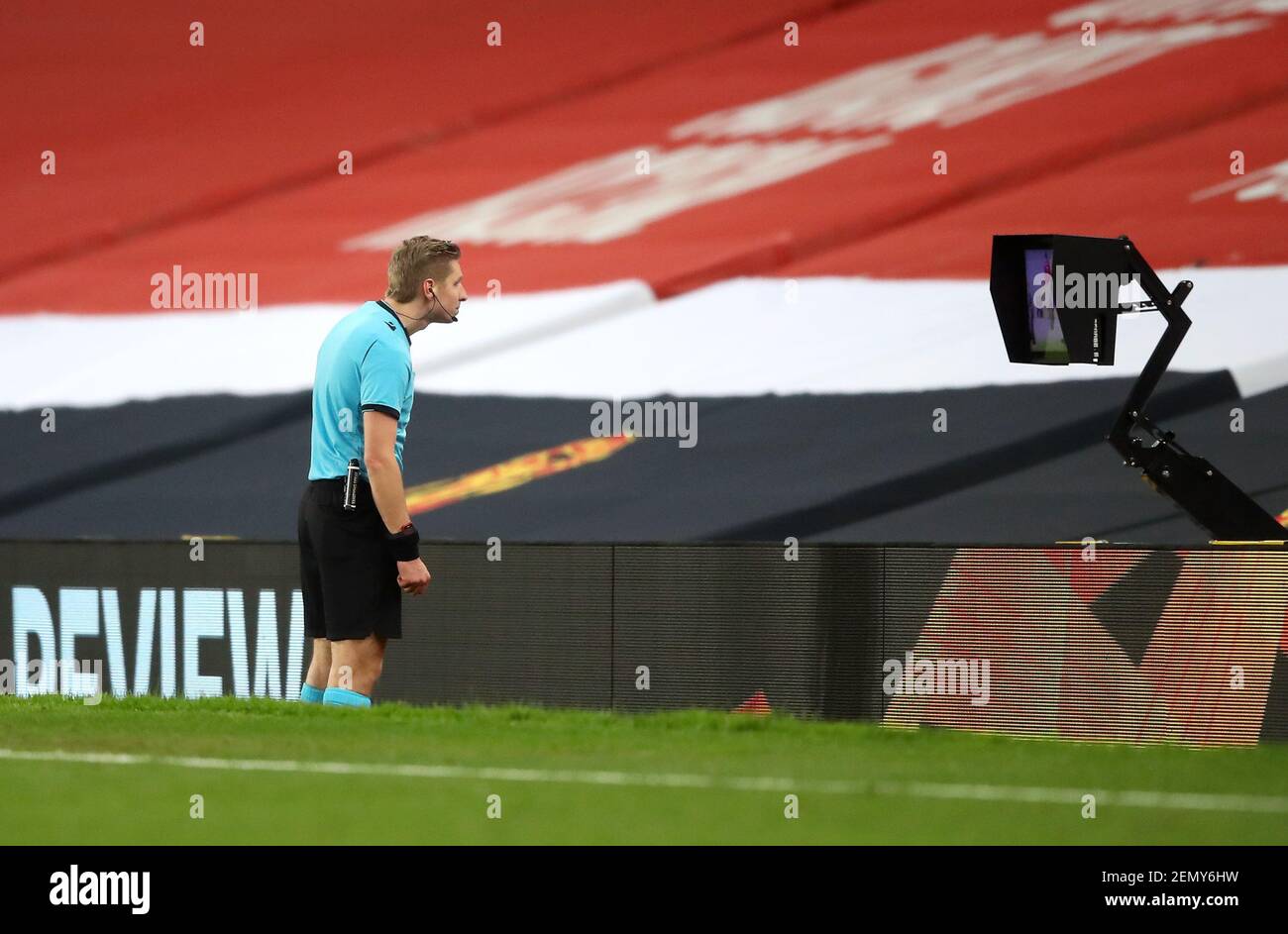 Schiedsrichter Lawrence Visser überprüft den VAR-Monitor während des UEFA Europa League-Spiels in Old Trafford, Manchester. Bilddatum: Donnerstag, 25. Februar 2021. Stockfoto